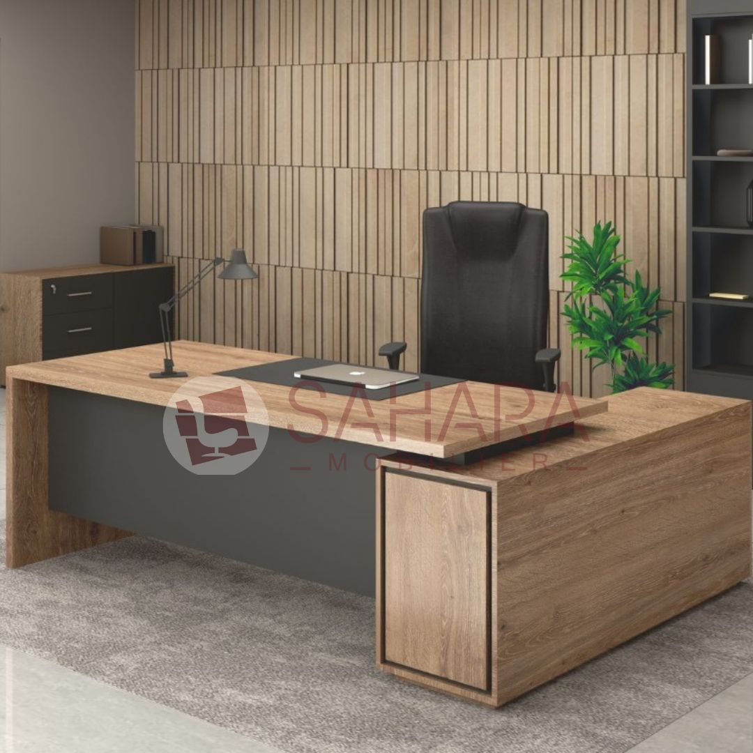 Caractéristiques principales 
Forme en angle (L) avec retour à droite pour une configuration ergonomique
Conception en panneaux MDF haute densité, assurant solidité et durabilité
Finition mélaminée effet bois naturel, associée à des éléments noirs mats pour un contraste élégant
Voile de fond en MDF noir pour plus d’intimité et une finition visuelle harmonieuse
Plateau principal surélevé avec insert noir central, idéal pour organiser documents, matériel informatique ou objets personnels
Retour intégré